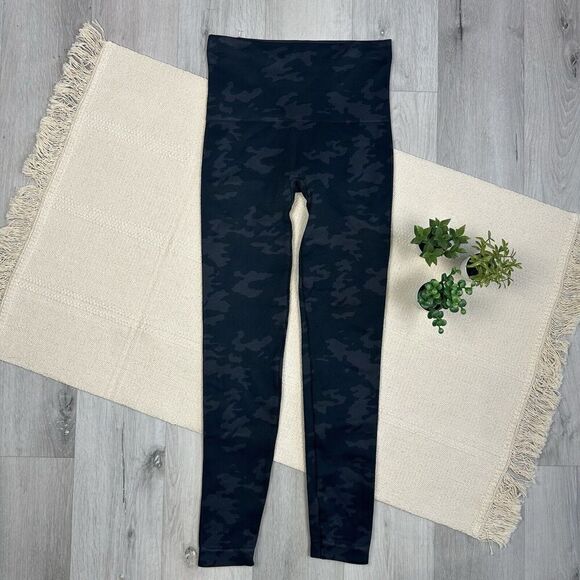 SPANX Look At Me Now Leggings Black Camo Women's Size Medium M/M FL3515 New - Picture 2 of 9